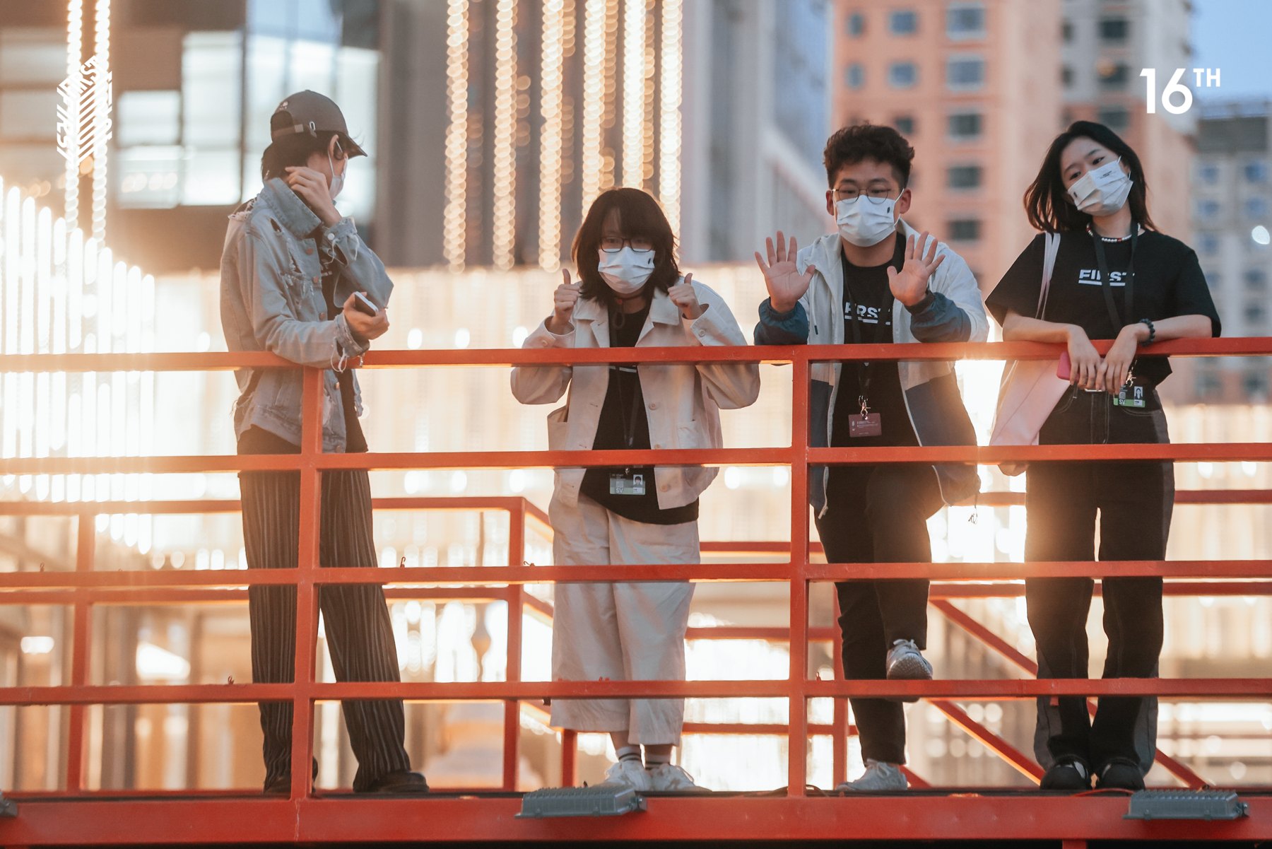 露天活动现场：暖色平台上的四人