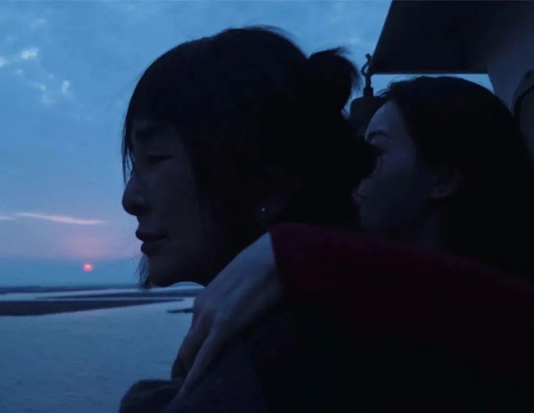 《宝儿》母女在甲板上拥抱